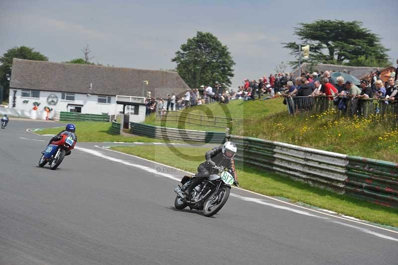 Mallory park Leicestershire;Mallory park photographs;Motorcycle action photographs;classic bikes;event digital images;eventdigitalimages;mallory park;no limits trackday;peter wileman photography;vintage bikes;vintage motorcycles;vmcc festival 1000 bikes