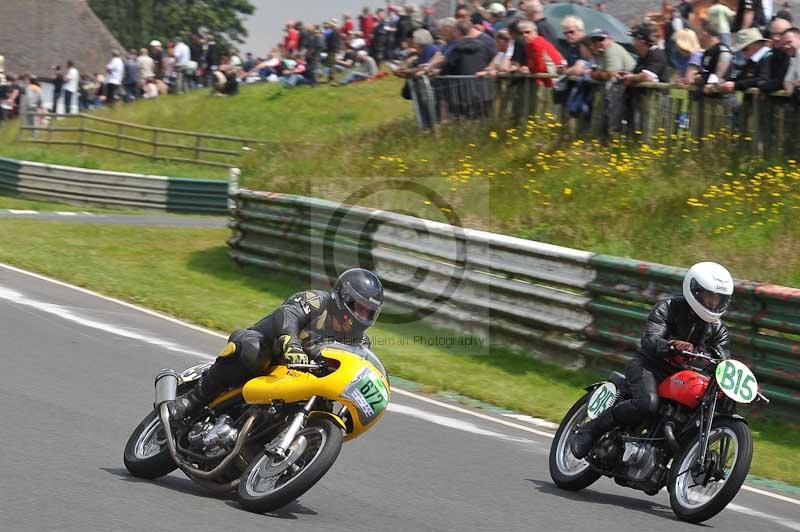 Mallory park Leicestershire;Mallory park photographs;Motorcycle action photographs;classic bikes;event digital images;eventdigitalimages;mallory park;no limits trackday;peter wileman photography;vintage bikes;vintage motorcycles;vmcc festival 1000 bikes