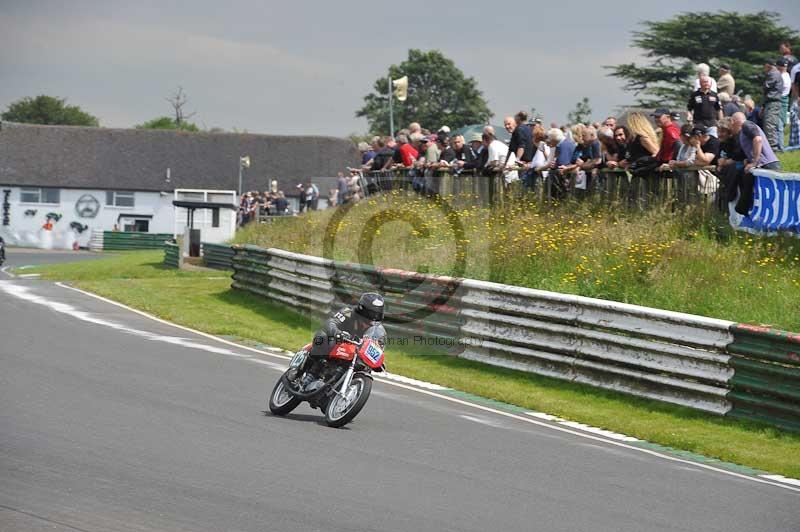 Mallory park Leicestershire;Mallory park photographs;Motorcycle action photographs;classic bikes;event digital images;eventdigitalimages;mallory park;no limits trackday;peter wileman photography;vintage bikes;vintage motorcycles;vmcc festival 1000 bikes