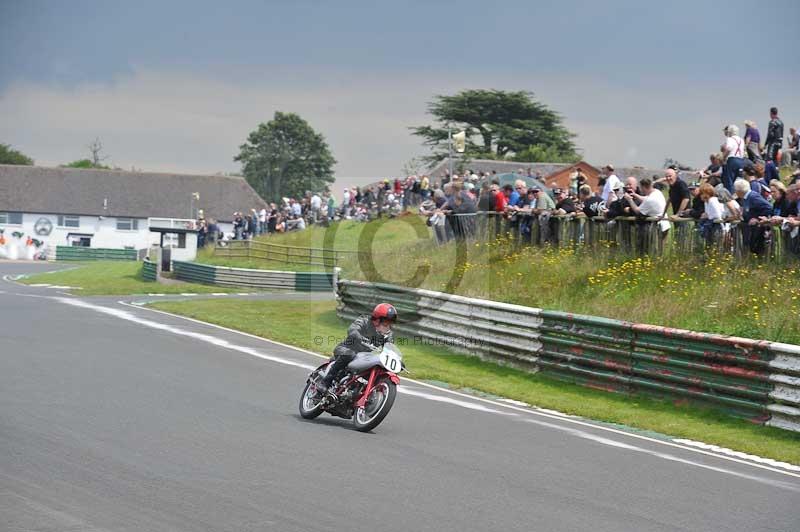 Mallory park Leicestershire;Mallory park photographs;Motorcycle action photographs;classic bikes;event digital images;eventdigitalimages;mallory park;no limits trackday;peter wileman photography;vintage bikes;vintage motorcycles;vmcc festival 1000 bikes