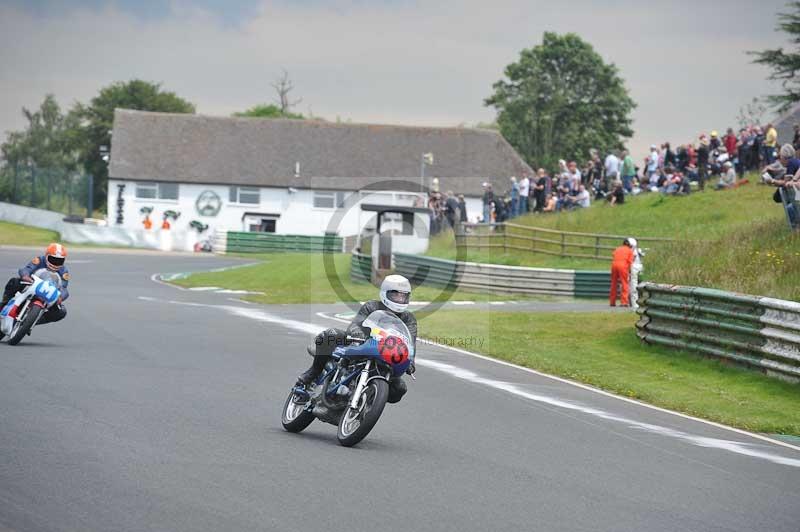 Mallory park Leicestershire;Mallory park photographs;Motorcycle action photographs;classic bikes;event digital images;eventdigitalimages;mallory park;no limits trackday;peter wileman photography;vintage bikes;vintage motorcycles;vmcc festival 1000 bikes