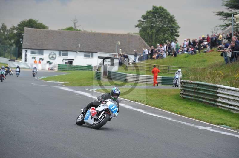 Mallory park Leicestershire;Mallory park photographs;Motorcycle action photographs;classic bikes;event digital images;eventdigitalimages;mallory park;no limits trackday;peter wileman photography;vintage bikes;vintage motorcycles;vmcc festival 1000 bikes