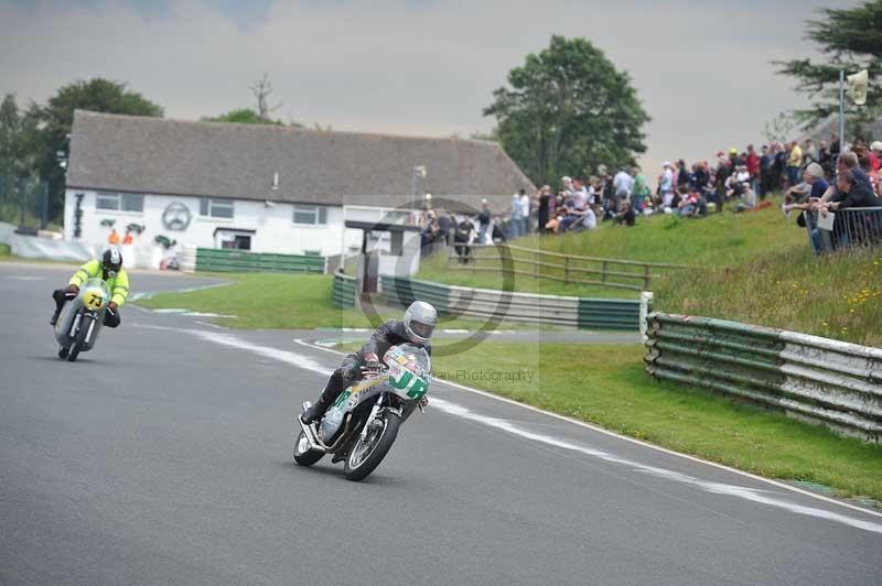 Mallory park Leicestershire;Mallory park photographs;Motorcycle action photographs;classic bikes;event digital images;eventdigitalimages;mallory park;no limits trackday;peter wileman photography;vintage bikes;vintage motorcycles;vmcc festival 1000 bikes