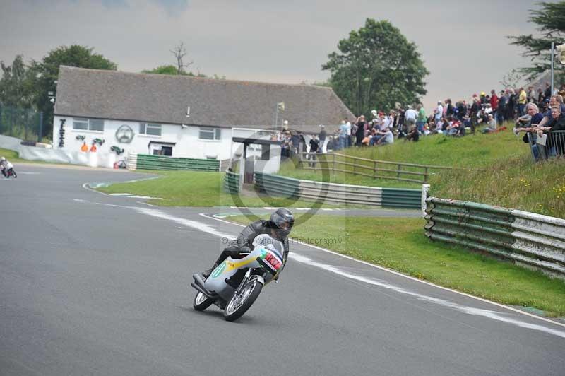 Mallory park Leicestershire;Mallory park photographs;Motorcycle action photographs;classic bikes;event digital images;eventdigitalimages;mallory park;no limits trackday;peter wileman photography;vintage bikes;vintage motorcycles;vmcc festival 1000 bikes