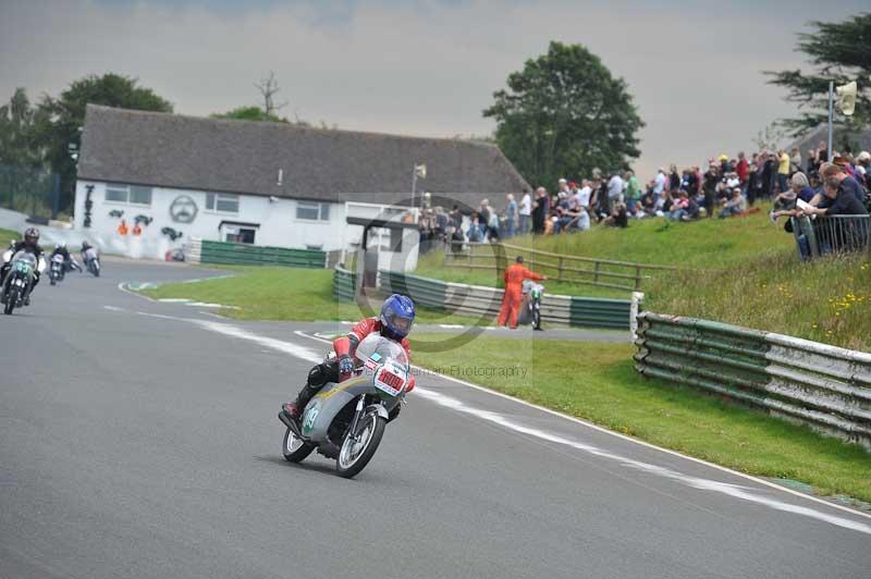 Mallory park Leicestershire;Mallory park photographs;Motorcycle action photographs;classic bikes;event digital images;eventdigitalimages;mallory park;no limits trackday;peter wileman photography;vintage bikes;vintage motorcycles;vmcc festival 1000 bikes