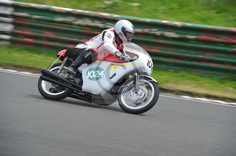 Mallory park Leicestershire;Mallory park photographs;Motorcycle action photographs;classic bikes;event digital images;eventdigitalimages;mallory park;no limits trackday;peter wileman photography;vintage bikes;vintage motorcycles;vmcc festival 1000 bikes