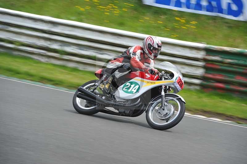 Mallory park Leicestershire;Mallory park photographs;Motorcycle action photographs;classic bikes;event digital images;eventdigitalimages;mallory park;no limits trackday;peter wileman photography;vintage bikes;vintage motorcycles;vmcc festival 1000 bikes