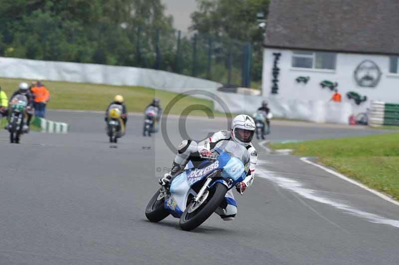 Mallory park Leicestershire;Mallory park photographs;Motorcycle action photographs;classic bikes;event digital images;eventdigitalimages;mallory park;no limits trackday;peter wileman photography;vintage bikes;vintage motorcycles;vmcc festival 1000 bikes