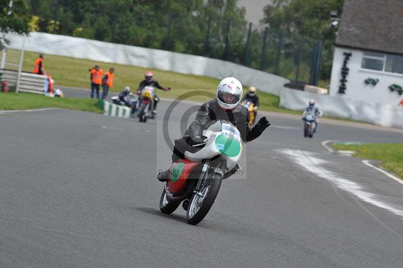 Mallory park Leicestershire;Mallory park photographs;Motorcycle action photographs;classic bikes;event digital images;eventdigitalimages;mallory park;no limits trackday;peter wileman photography;vintage bikes;vintage motorcycles;vmcc festival 1000 bikes