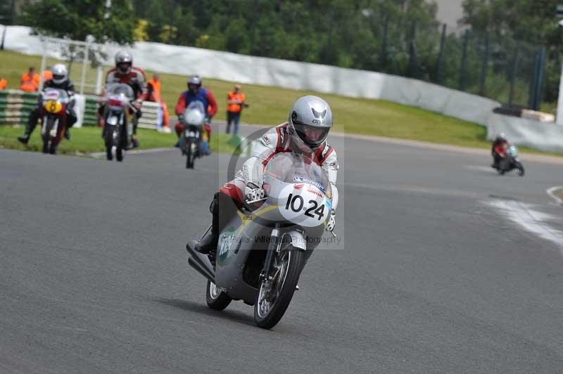 Mallory park Leicestershire;Mallory park photographs;Motorcycle action photographs;classic bikes;event digital images;eventdigitalimages;mallory park;no limits trackday;peter wileman photography;vintage bikes;vintage motorcycles;vmcc festival 1000 bikes