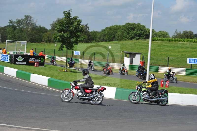 Mallory park Leicestershire;Mallory park photographs;Motorcycle action photographs;classic bikes;event digital images;eventdigitalimages;mallory park;no limits trackday;peter wileman photography;vintage bikes;vintage motorcycles;vmcc festival 1000 bikes