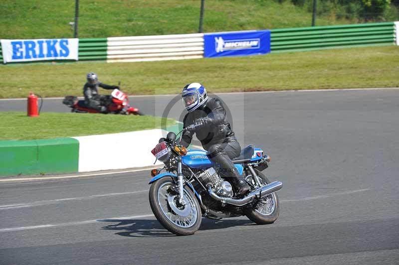 Mallory park Leicestershire;Mallory park photographs;Motorcycle action photographs;classic bikes;event digital images;eventdigitalimages;mallory park;no limits trackday;peter wileman photography;vintage bikes;vintage motorcycles;vmcc festival 1000 bikes