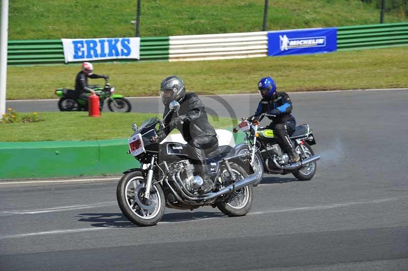 Mallory park Leicestershire;Mallory park photographs;Motorcycle action photographs;classic bikes;event digital images;eventdigitalimages;mallory park;no limits trackday;peter wileman photography;vintage bikes;vintage motorcycles;vmcc festival 1000 bikes