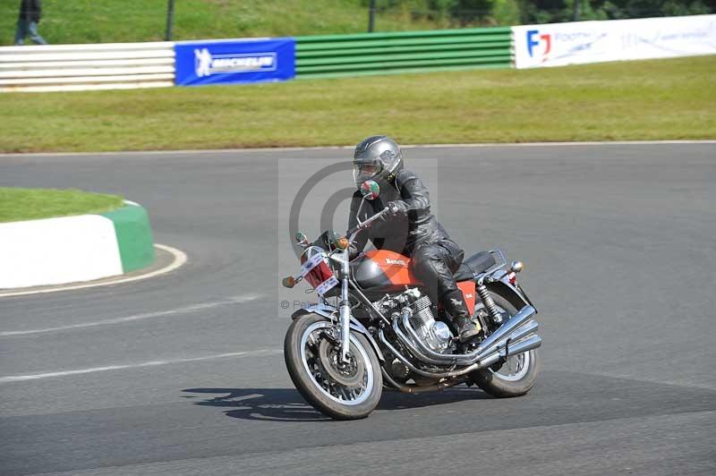 Mallory park Leicestershire;Mallory park photographs;Motorcycle action photographs;classic bikes;event digital images;eventdigitalimages;mallory park;no limits trackday;peter wileman photography;vintage bikes;vintage motorcycles;vmcc festival 1000 bikes