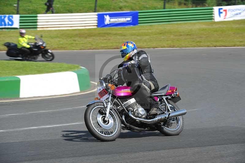 Mallory park Leicestershire;Mallory park photographs;Motorcycle action photographs;classic bikes;event digital images;eventdigitalimages;mallory park;no limits trackday;peter wileman photography;vintage bikes;vintage motorcycles;vmcc festival 1000 bikes