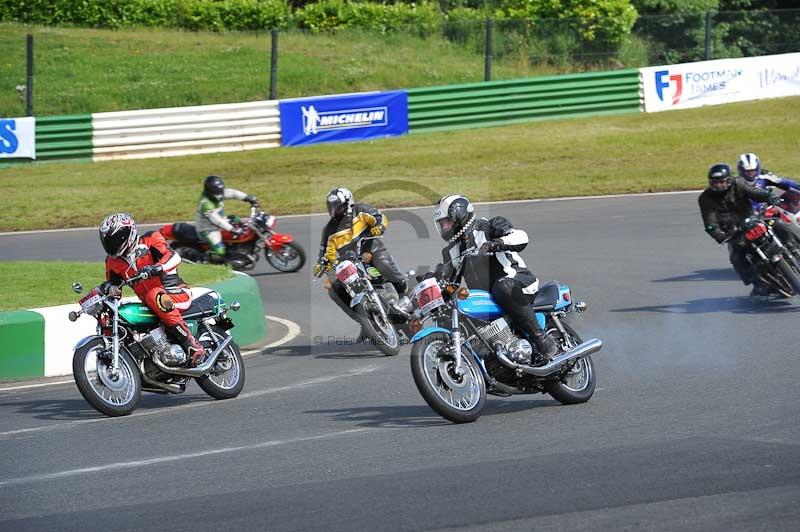 Mallory park Leicestershire;Mallory park photographs;Motorcycle action photographs;classic bikes;event digital images;eventdigitalimages;mallory park;no limits trackday;peter wileman photography;vintage bikes;vintage motorcycles;vmcc festival 1000 bikes