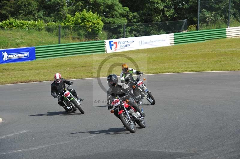 Mallory park Leicestershire;Mallory park photographs;Motorcycle action photographs;classic bikes;event digital images;eventdigitalimages;mallory park;no limits trackday;peter wileman photography;vintage bikes;vintage motorcycles;vmcc festival 1000 bikes