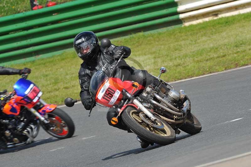 Mallory park Leicestershire;Mallory park photographs;Motorcycle action photographs;classic bikes;event digital images;eventdigitalimages;mallory park;no limits trackday;peter wileman photography;vintage bikes;vintage motorcycles;vmcc festival 1000 bikes