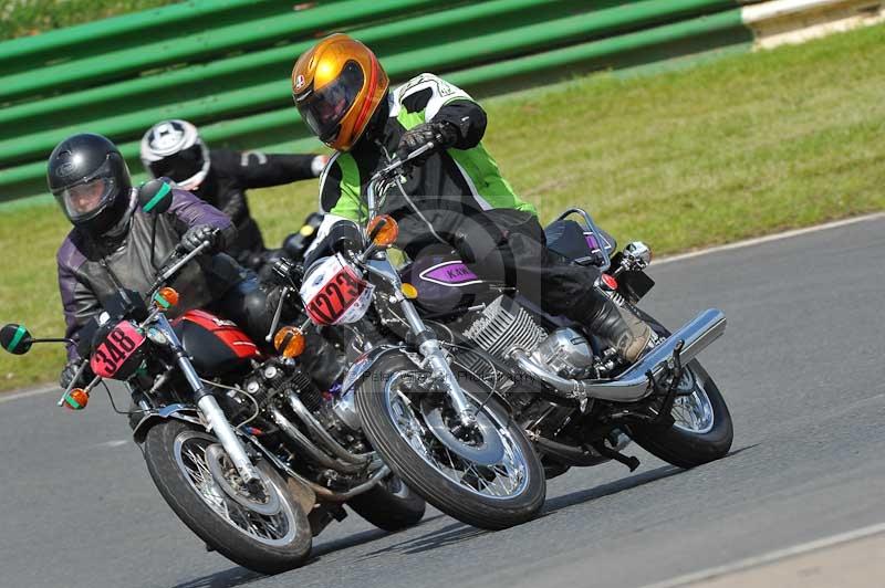 Mallory park Leicestershire;Mallory park photographs;Motorcycle action photographs;classic bikes;event digital images;eventdigitalimages;mallory park;no limits trackday;peter wileman photography;vintage bikes;vintage motorcycles;vmcc festival 1000 bikes