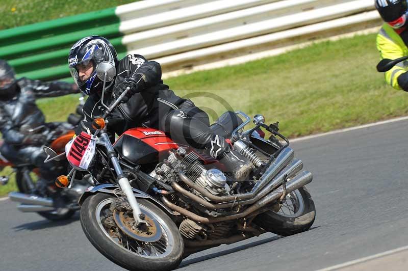 Mallory park Leicestershire;Mallory park photographs;Motorcycle action photographs;classic bikes;event digital images;eventdigitalimages;mallory park;no limits trackday;peter wileman photography;vintage bikes;vintage motorcycles;vmcc festival 1000 bikes