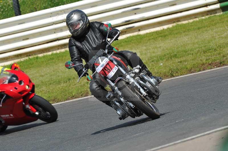 Mallory park Leicestershire;Mallory park photographs;Motorcycle action photographs;classic bikes;event digital images;eventdigitalimages;mallory park;no limits trackday;peter wileman photography;vintage bikes;vintage motorcycles;vmcc festival 1000 bikes