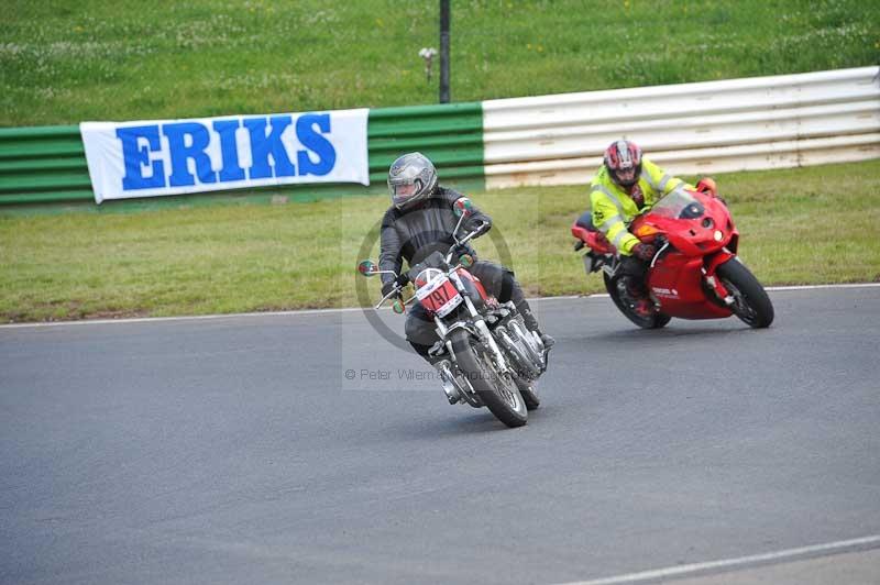 Mallory park Leicestershire;Mallory park photographs;Motorcycle action photographs;classic bikes;event digital images;eventdigitalimages;mallory park;no limits trackday;peter wileman photography;vintage bikes;vintage motorcycles;vmcc festival 1000 bikes