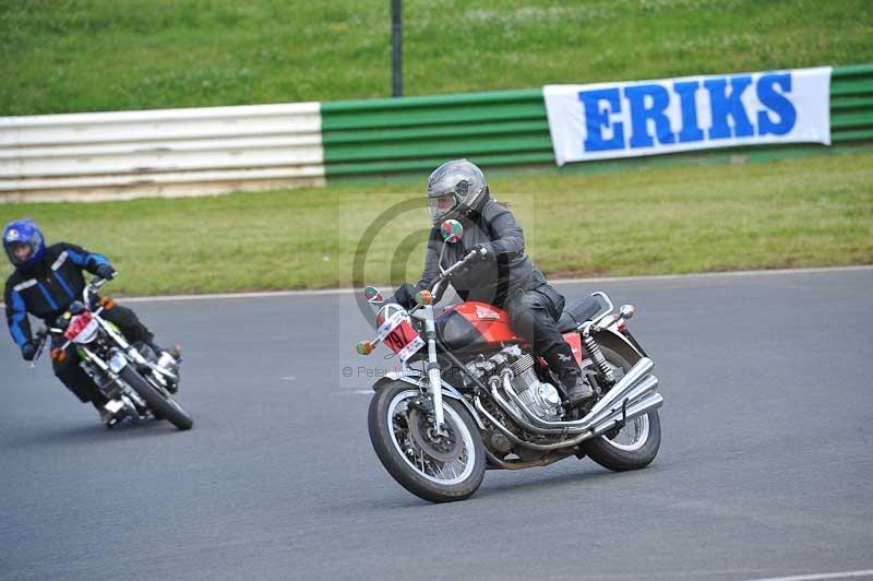 Mallory park Leicestershire;Mallory park photographs;Motorcycle action photographs;classic bikes;event digital images;eventdigitalimages;mallory park;no limits trackday;peter wileman photography;vintage bikes;vintage motorcycles;vmcc festival 1000 bikes