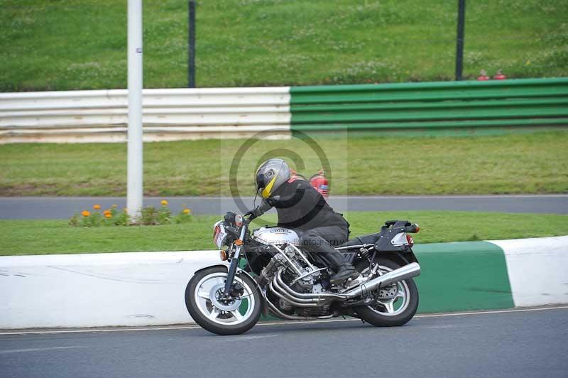 Mallory park Leicestershire;Mallory park photographs;Motorcycle action photographs;classic bikes;event digital images;eventdigitalimages;mallory park;no limits trackday;peter wileman photography;vintage bikes;vintage motorcycles;vmcc festival 1000 bikes