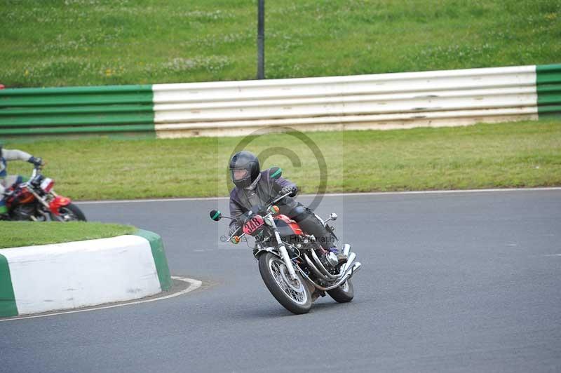 Mallory park Leicestershire;Mallory park photographs;Motorcycle action photographs;classic bikes;event digital images;eventdigitalimages;mallory park;no limits trackday;peter wileman photography;vintage bikes;vintage motorcycles;vmcc festival 1000 bikes