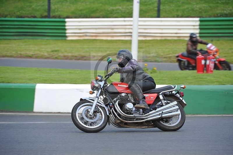 Mallory park Leicestershire;Mallory park photographs;Motorcycle action photographs;classic bikes;event digital images;eventdigitalimages;mallory park;no limits trackday;peter wileman photography;vintage bikes;vintage motorcycles;vmcc festival 1000 bikes