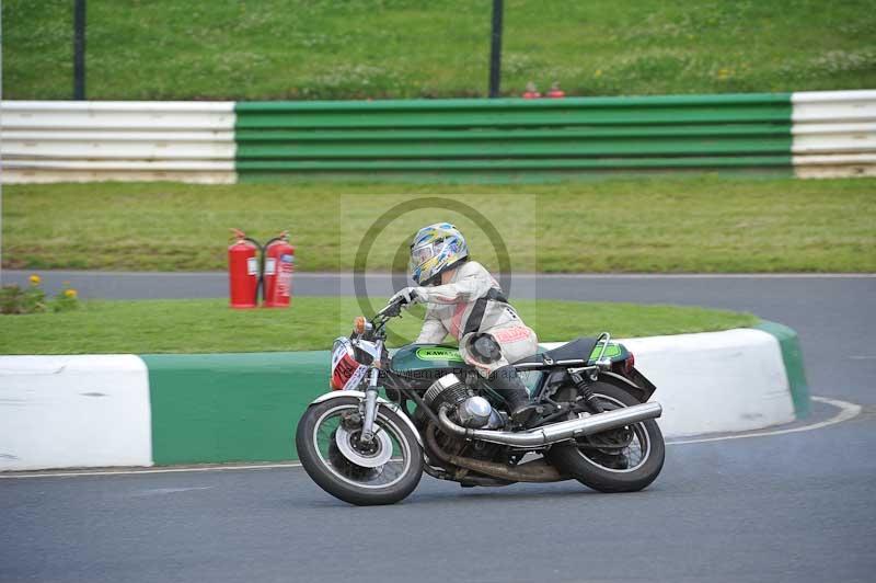 Mallory park Leicestershire;Mallory park photographs;Motorcycle action photographs;classic bikes;event digital images;eventdigitalimages;mallory park;no limits trackday;peter wileman photography;vintage bikes;vintage motorcycles;vmcc festival 1000 bikes