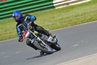 Mallory-park-Leicestershire;Mallory-park-photographs;Motorcycle-action-photographs;classic-bikes;event-digital-images;eventdigitalimages;mallory-park;no-limits-trackday;peter-wileman-photography;vintage-bikes;vintage-motorcycles;vmcc-festival-1000-bikes