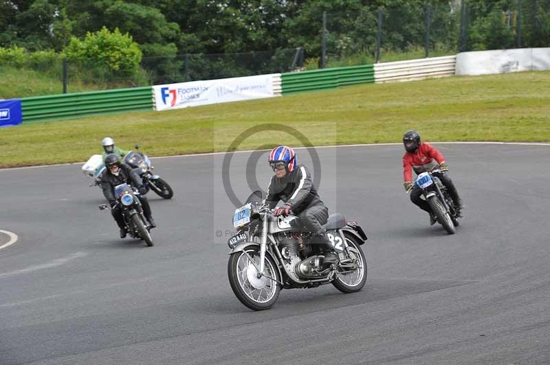 Mallory park Leicestershire;Mallory park photographs;Motorcycle action photographs;classic bikes;event digital images;eventdigitalimages;mallory park;no limits trackday;peter wileman photography;vintage bikes;vintage motorcycles;vmcc festival 1000 bikes