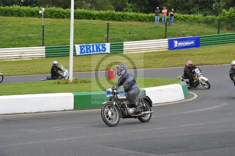 Mallory park Leicestershire;Mallory park photographs;Motorcycle action photographs;classic bikes;event digital images;eventdigitalimages;mallory park;no limits trackday;peter wileman photography;vintage bikes;vintage motorcycles;vmcc festival 1000 bikes