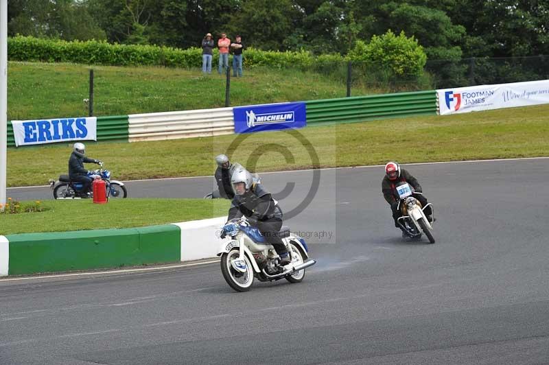 Mallory park Leicestershire;Mallory park photographs;Motorcycle action photographs;classic bikes;event digital images;eventdigitalimages;mallory park;no limits trackday;peter wileman photography;vintage bikes;vintage motorcycles;vmcc festival 1000 bikes