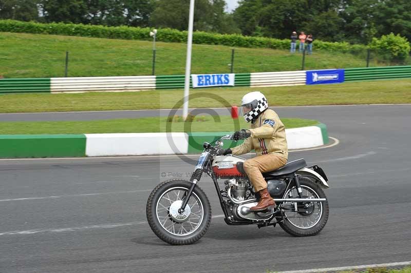 Mallory park Leicestershire;Mallory park photographs;Motorcycle action photographs;classic bikes;event digital images;eventdigitalimages;mallory park;no limits trackday;peter wileman photography;vintage bikes;vintage motorcycles;vmcc festival 1000 bikes