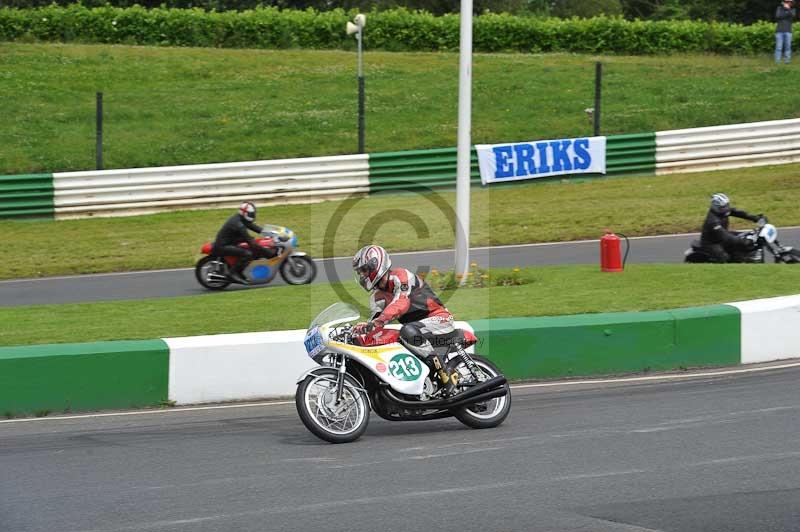 Mallory park Leicestershire;Mallory park photographs;Motorcycle action photographs;classic bikes;event digital images;eventdigitalimages;mallory park;no limits trackday;peter wileman photography;vintage bikes;vintage motorcycles;vmcc festival 1000 bikes