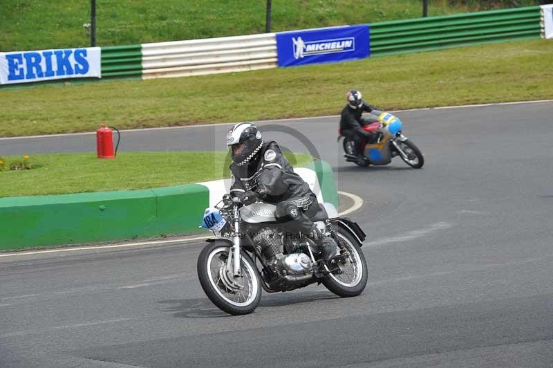 Mallory park Leicestershire;Mallory park photographs;Motorcycle action photographs;classic bikes;event digital images;eventdigitalimages;mallory park;no limits trackday;peter wileman photography;vintage bikes;vintage motorcycles;vmcc festival 1000 bikes