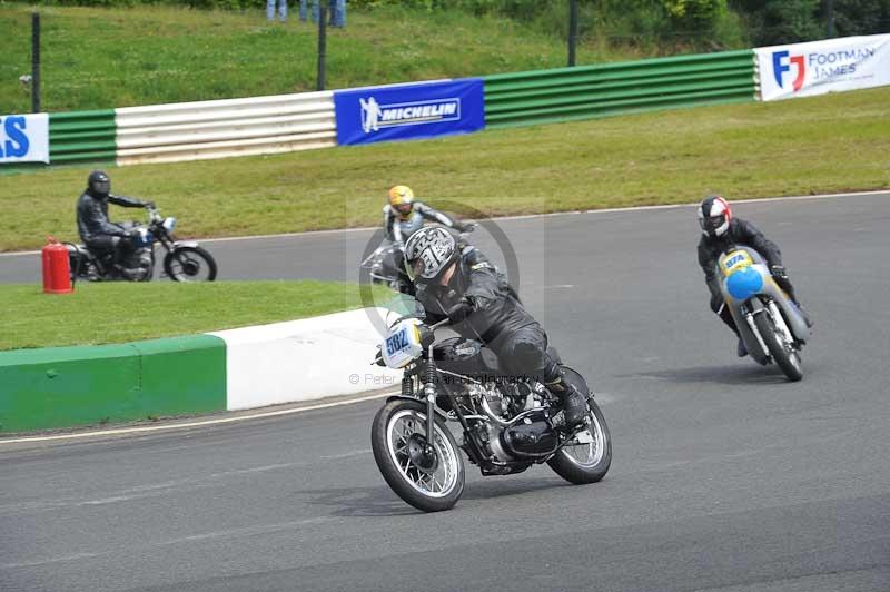 Mallory park Leicestershire;Mallory park photographs;Motorcycle action photographs;classic bikes;event digital images;eventdigitalimages;mallory park;no limits trackday;peter wileman photography;vintage bikes;vintage motorcycles;vmcc festival 1000 bikes