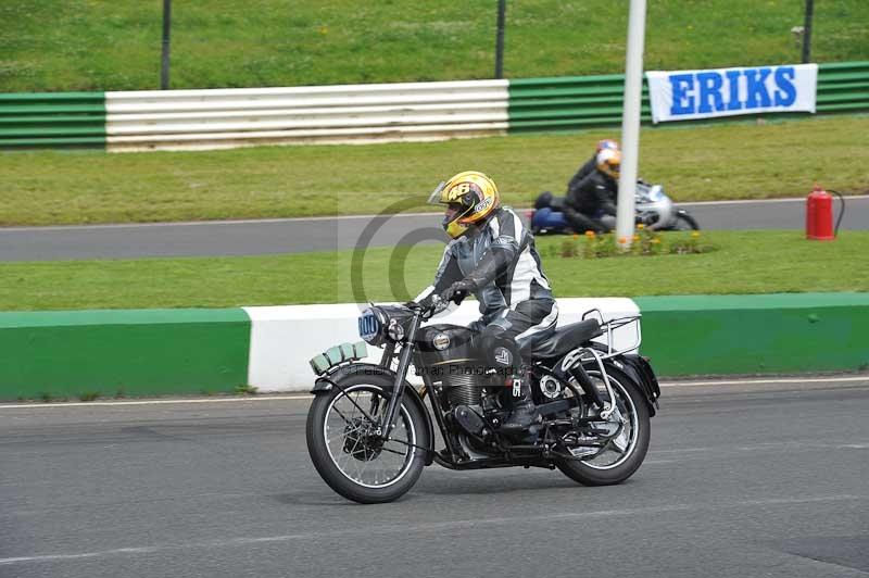 Mallory park Leicestershire;Mallory park photographs;Motorcycle action photographs;classic bikes;event digital images;eventdigitalimages;mallory park;no limits trackday;peter wileman photography;vintage bikes;vintage motorcycles;vmcc festival 1000 bikes