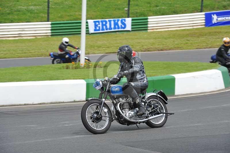 Mallory park Leicestershire;Mallory park photographs;Motorcycle action photographs;classic bikes;event digital images;eventdigitalimages;mallory park;no limits trackday;peter wileman photography;vintage bikes;vintage motorcycles;vmcc festival 1000 bikes