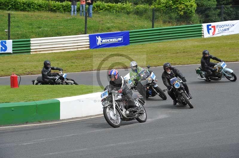 Mallory park Leicestershire;Mallory park photographs;Motorcycle action photographs;classic bikes;event digital images;eventdigitalimages;mallory park;no limits trackday;peter wileman photography;vintage bikes;vintage motorcycles;vmcc festival 1000 bikes