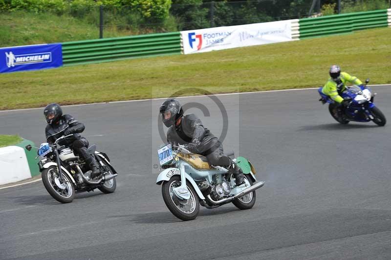 Mallory park Leicestershire;Mallory park photographs;Motorcycle action photographs;classic bikes;event digital images;eventdigitalimages;mallory park;no limits trackday;peter wileman photography;vintage bikes;vintage motorcycles;vmcc festival 1000 bikes