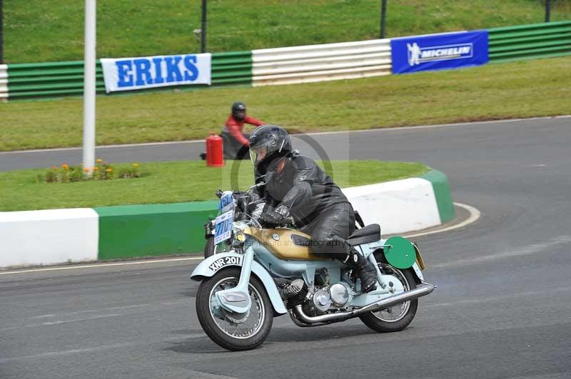 Mallory park Leicestershire;Mallory park photographs;Motorcycle action photographs;classic bikes;event digital images;eventdigitalimages;mallory park;no limits trackday;peter wileman photography;vintage bikes;vintage motorcycles;vmcc festival 1000 bikes