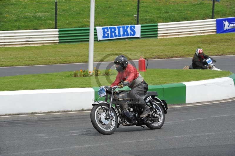 Mallory park Leicestershire;Mallory park photographs;Motorcycle action photographs;classic bikes;event digital images;eventdigitalimages;mallory park;no limits trackday;peter wileman photography;vintage bikes;vintage motorcycles;vmcc festival 1000 bikes