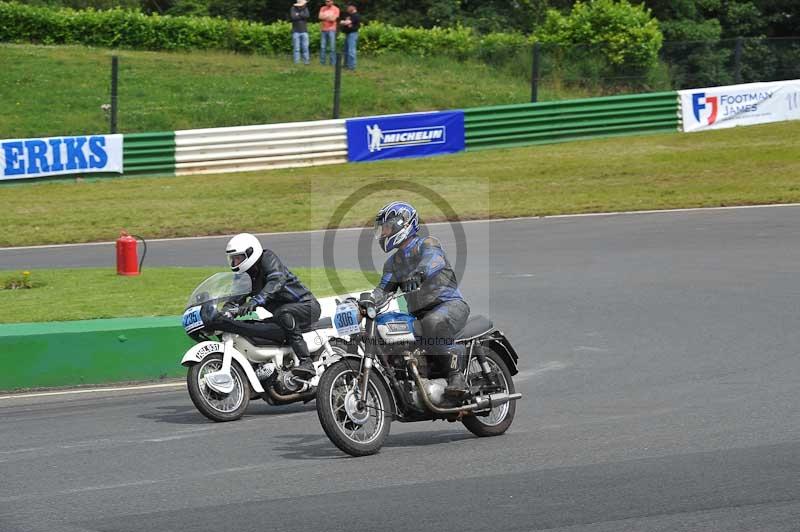 Mallory park Leicestershire;Mallory park photographs;Motorcycle action photographs;classic bikes;event digital images;eventdigitalimages;mallory park;no limits trackday;peter wileman photography;vintage bikes;vintage motorcycles;vmcc festival 1000 bikes