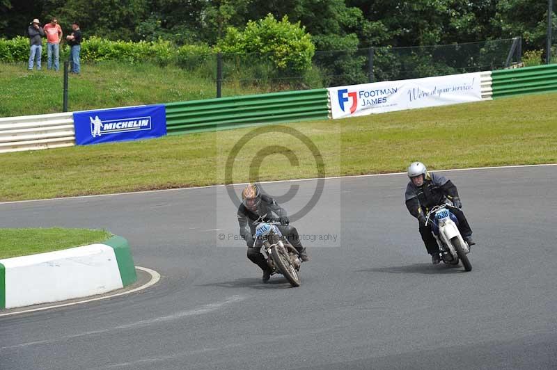 Mallory park Leicestershire;Mallory park photographs;Motorcycle action photographs;classic bikes;event digital images;eventdigitalimages;mallory park;no limits trackday;peter wileman photography;vintage bikes;vintage motorcycles;vmcc festival 1000 bikes