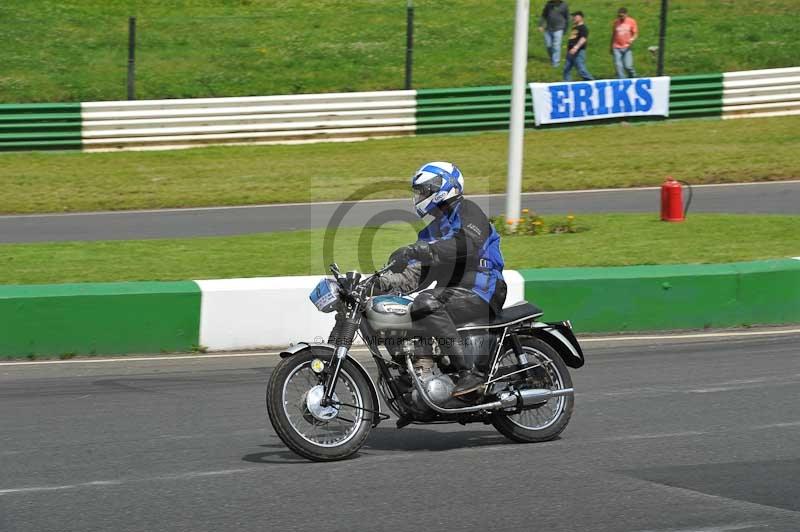 Mallory park Leicestershire;Mallory park photographs;Motorcycle action photographs;classic bikes;event digital images;eventdigitalimages;mallory park;no limits trackday;peter wileman photography;vintage bikes;vintage motorcycles;vmcc festival 1000 bikes