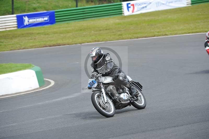 Mallory park Leicestershire;Mallory park photographs;Motorcycle action photographs;classic bikes;event digital images;eventdigitalimages;mallory park;no limits trackday;peter wileman photography;vintage bikes;vintage motorcycles;vmcc festival 1000 bikes