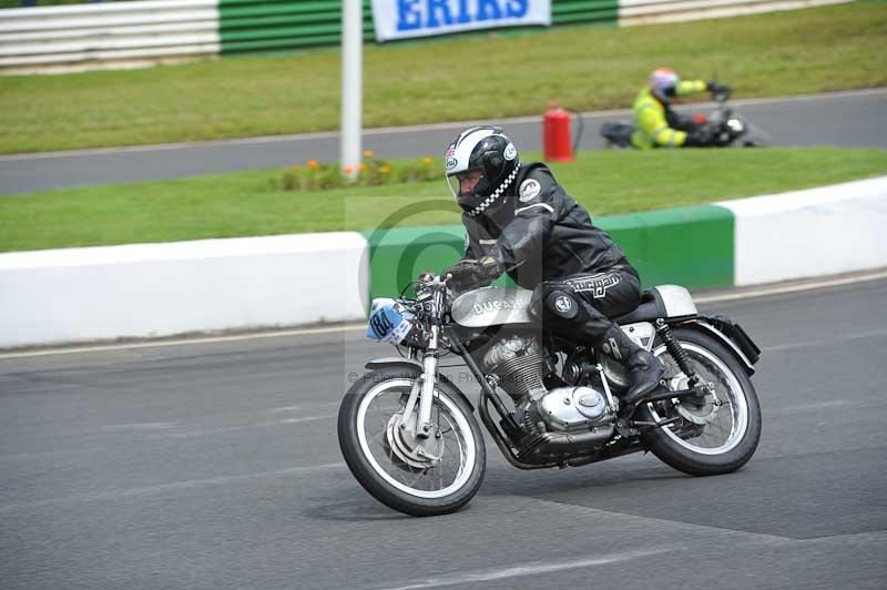 Mallory park Leicestershire;Mallory park photographs;Motorcycle action photographs;classic bikes;event digital images;eventdigitalimages;mallory park;no limits trackday;peter wileman photography;vintage bikes;vintage motorcycles;vmcc festival 1000 bikes